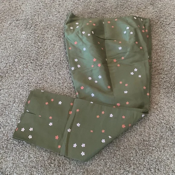 Woman’s Ann Taylor capri pants - Picture 2 of 4